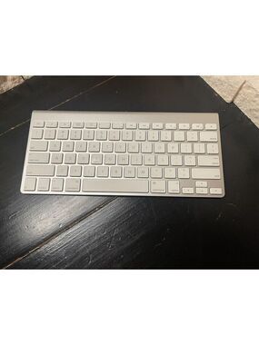 Apple Bluetooth Wireless Keyboard #A1314 - Tested & Works